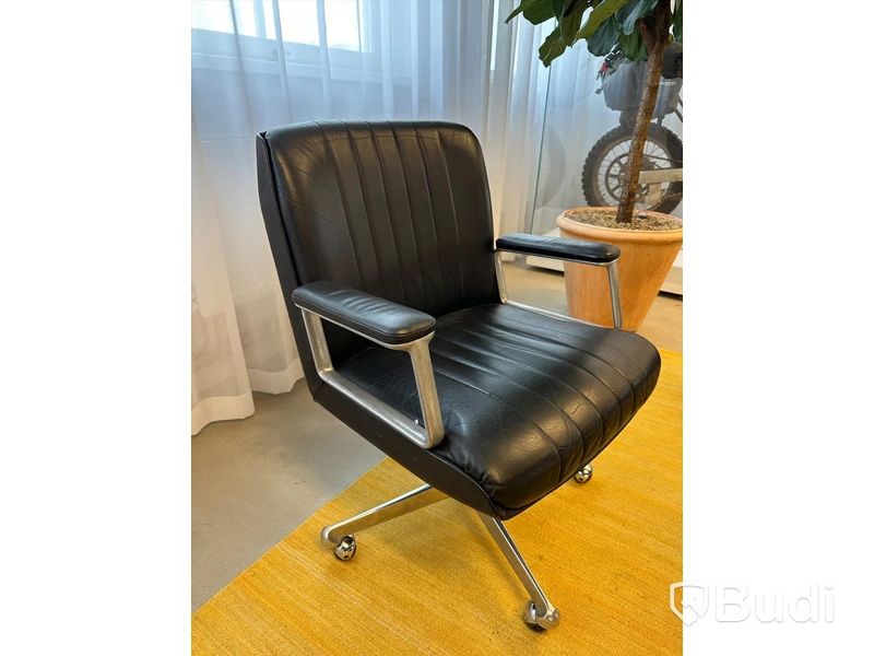 Äldre kontorsstol, skinn och krom