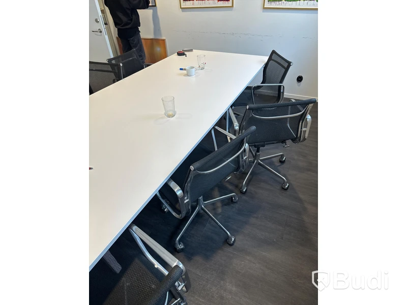Konferensbord och 8 st stolar Herman Miller Eames