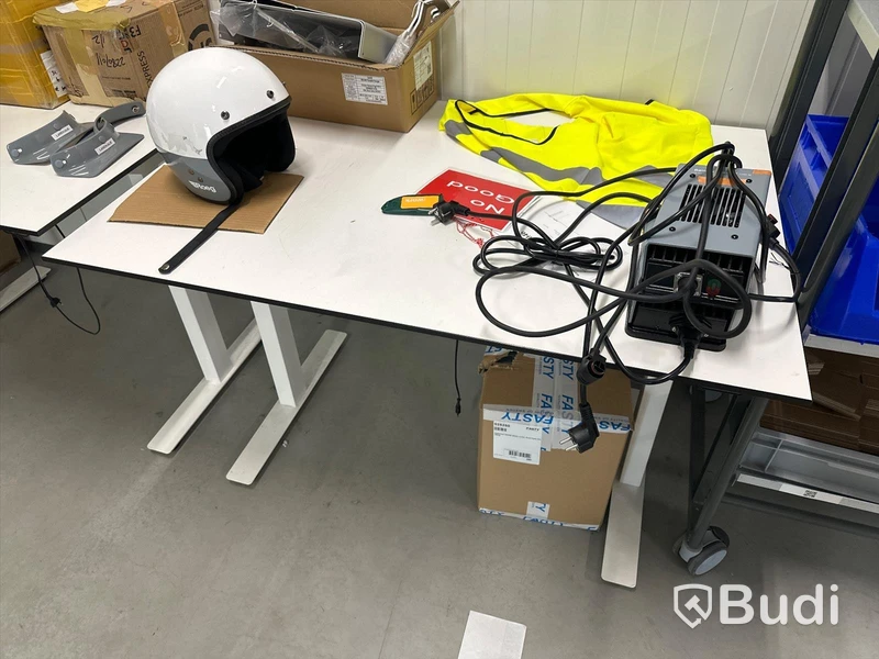 2 st. Elektriskt höj- och sänkbara skrivbord