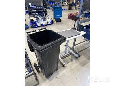 Verkstadsstation med hylla, datorbord på hjul och soptunna.