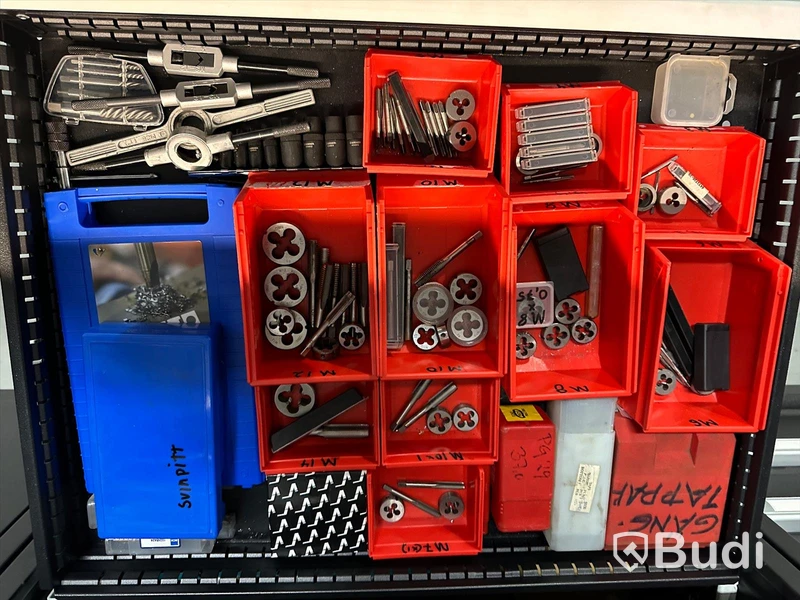 Verkstadsinredning med bänk, inklusive verktyg - Pela Tools