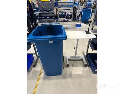 Verkstadsstation med hylla, datorbord på hjul och soptunna.