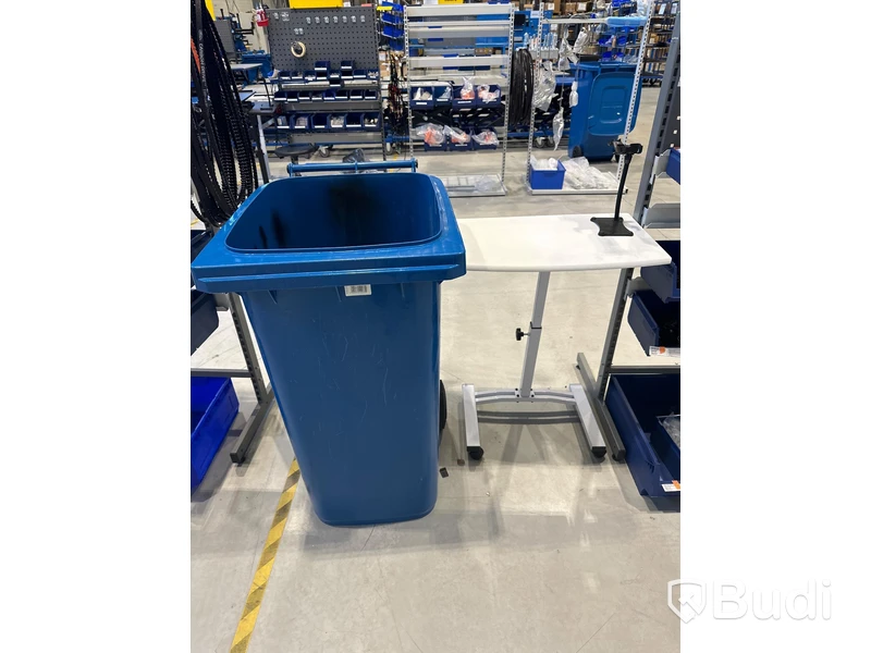 Verkstadsstation med hylla, datorbord på hjul och soptunna.