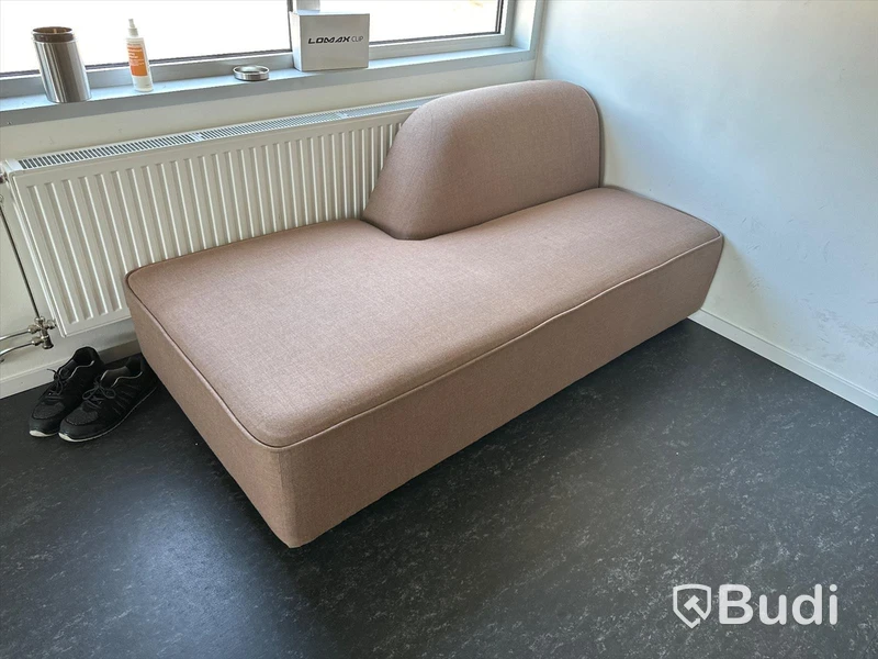 Soffgrupp i flera sektioner samt två stycken soffbord och golvlampa - Norrman