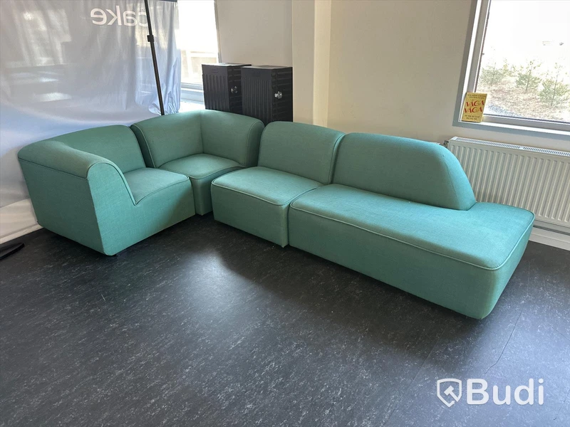 Soffgrupp i flera sektioner samt två stycken soffbord och golvlampa - Norrman