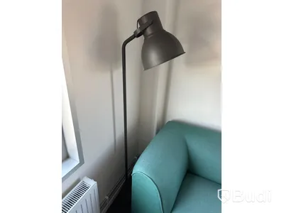 Soffgrupp i flera sektioner samt två stycken soffbord och golvlampa - Norrman