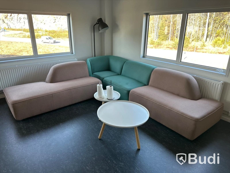 Soffgrupp i flera sektioner samt två stycken soffbord och golvlampa - Norrman
