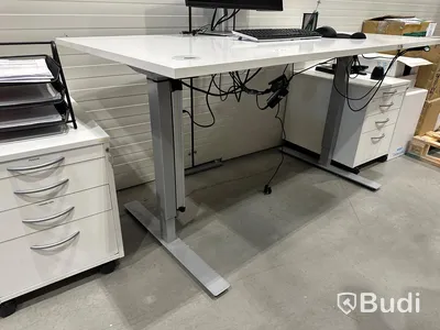 Elektriskt höj- och sänkbart skrivbord, kontorsstol samt 2 st hurtsar