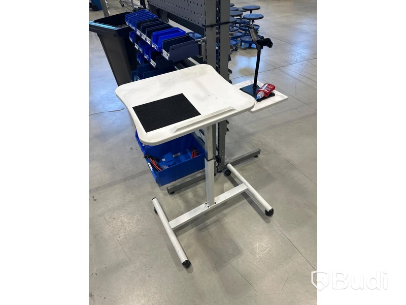 Verkstadsstation med hylla, datorbord på hjul och soptunna
