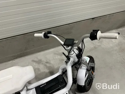 Reparationsobjekt Moped Cake MAKKA FLEX WHITE. Obs! Utlandsregistrerad.