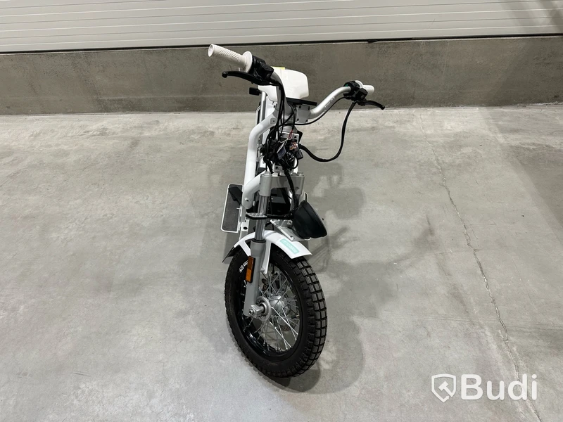 Reparationsobjekt Moped Cake MAKKA FLEX WHITE. Obs! Utlandsregistrerad.