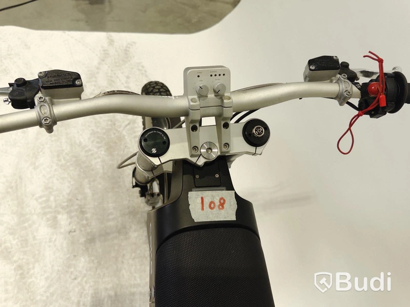 Lätt motorcykel Cake, KALK INK. Begagnad. Med Tillbehör.