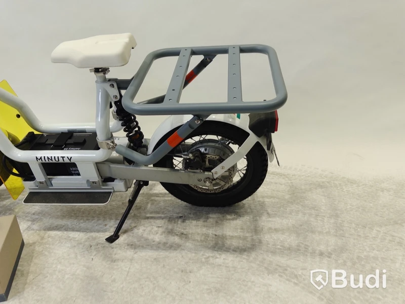 Moped Cake MAKKA RANGE WHITE. Begagnad. Med Tillbehör