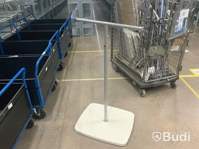 Bur med div klädställningar