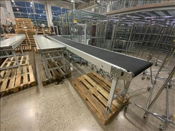 Bandtransportör inklusive odriven graviterande rullbana