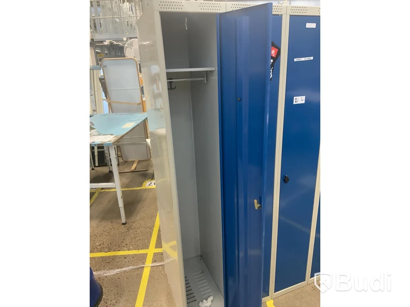 4st omklädningsskåp i 1st sektion, Höjd: 174 cm, bredd totalt: 120cm, djup 55 cm