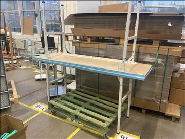 2st packbord, reglerbar höjd, längd 200cm, djup 60 cm, aktuell bordhöjd:97cm