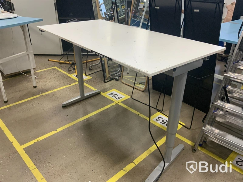 Höj och sänkbart skrivbord elektriskt 160x80 OBS! Repig bordsskiva