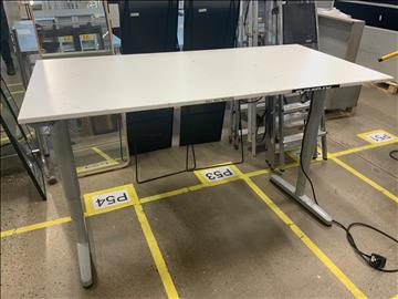 Höj och sänkbart skrivbord elektriskt 160x80 OBS! Repig bordsskiva