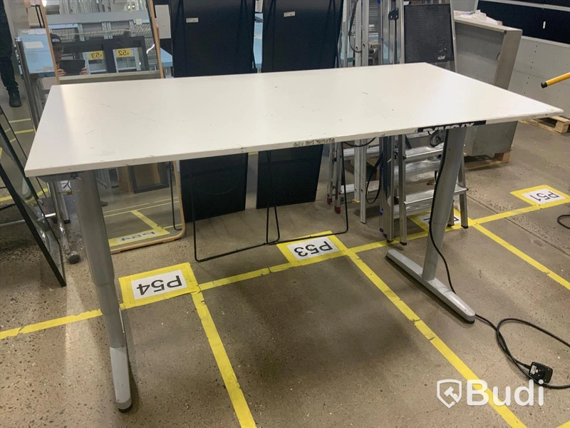 Höj och sänkbart skrivbord elektriskt 160x80 OBS! Repig bordsskiva