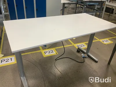 Elektriskt höj och sänkbart skrivbord 160x 80 några mindre märken i skivan, obs lös fot