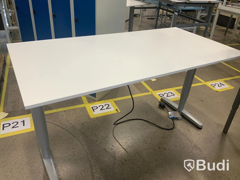 Elektriskt höj och sänkbart skrivbord 160x 80 några mindre märken i skivan, obs lös fot