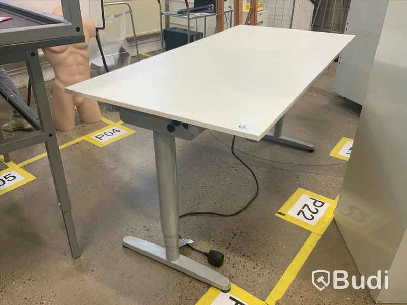 Elektriskt höj och sänkbart skrivbord 160x 80 några mindre märken i skivan, obs lös fot