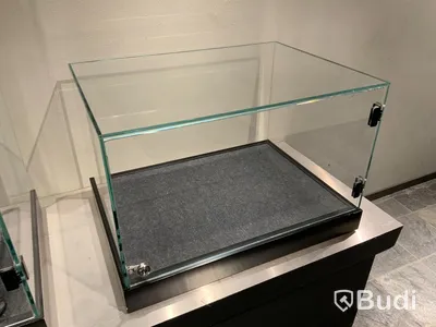 Glasmonter för utställning, 76cm X 56cm X51cm. OBS! Notera annan utlämningsplats och tid.