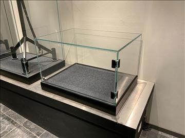 Glasmonter för utställning, 76cm X 56cm X51cm. OBS! Notera annan utlämningsplats och tid.