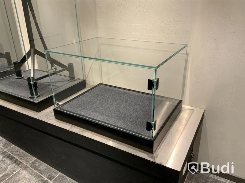 Glasmonter för utställning, 76cm X 56cm X51cm. OBS! Notera annan utlämningsplats och tid.