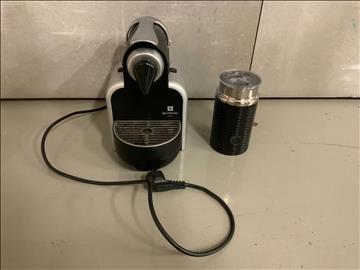 Nespresso Essenza samt mjölkskummare (utan sladd)