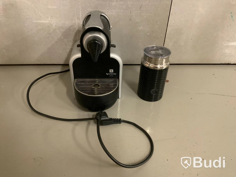 Nespresso Essenza samt mjölkskummare (utan sladd)