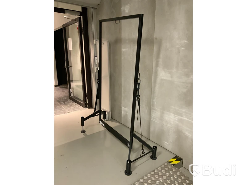 Klädhängare modell mellan. Justerbara ben. Mått nedan i beskrivning