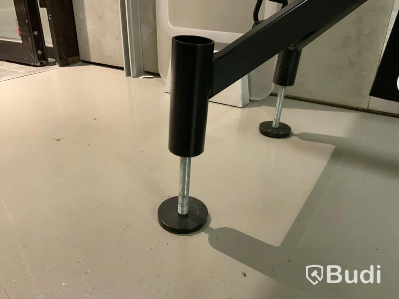 Klädhängare modell mellan. Justerbara ben. Mått nedan i beskrivning