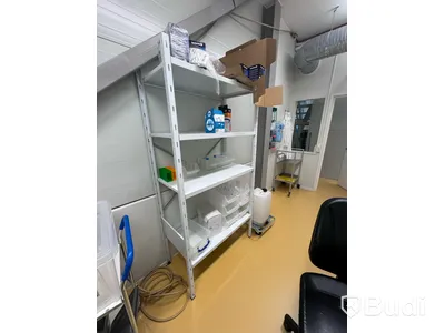 2 st plastbackar på rullplättar med Falconrör, plåthylla med diverse förbrukningsmaterial, mobil AC, rullvagn, rullplätt samt första hjälpen-utrustning