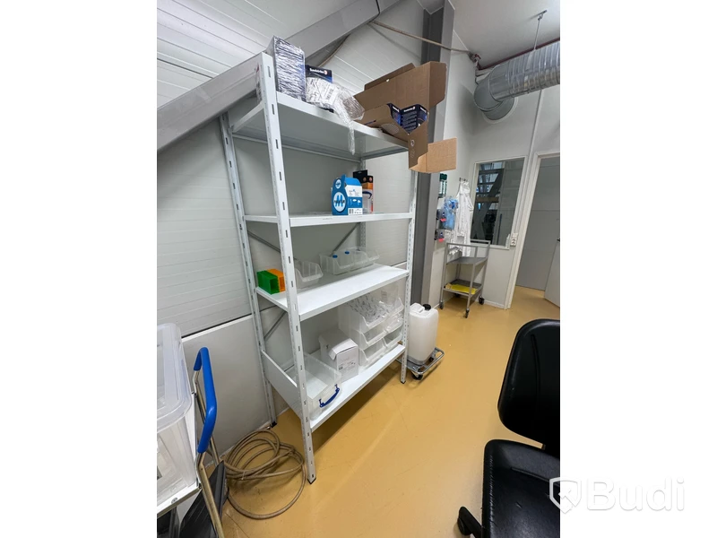 2 st plastbackar på rullplättar med Falconrör, plåthylla med diverse förbrukningsmaterial, mobil AC, rullvagn, rullplätt samt första hjälpen-utrustning