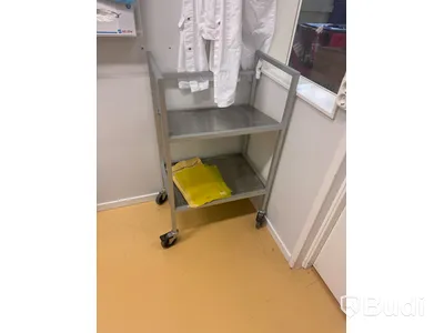 2 st plastbackar på rullplättar med Falconrör, plåthylla med diverse förbrukningsmaterial, mobil AC, rullvagn, rullplätt samt första hjälpen-utrustning