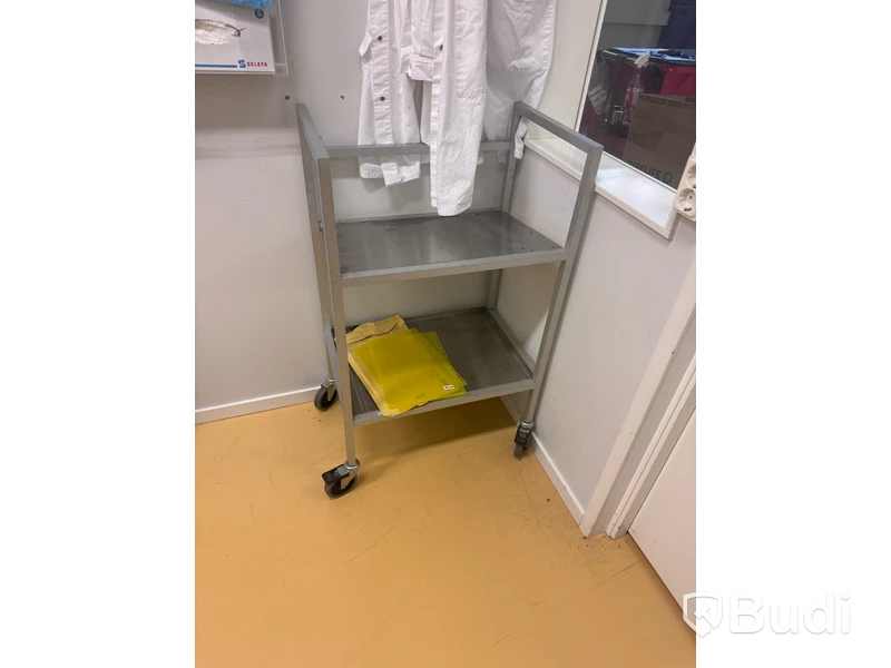 2 st plastbackar på rullplättar med Falconrör, plåthylla med diverse förbrukningsmaterial, mobil AC, rullvagn, rullplätt samt första hjälpen-utrustning