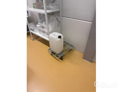 2 st plastbackar på rullplättar med Falconrör, plåthylla med diverse förbrukningsmaterial, mobil AC, rullvagn, rullplätt samt första hjälpen-utrustning