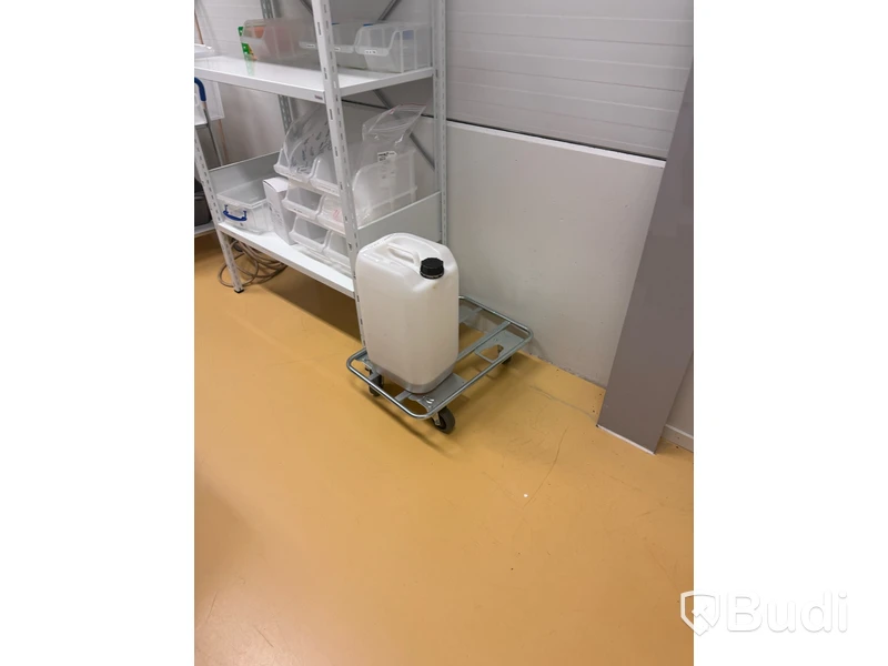 2 st plastbackar på rullplättar med Falconrör, plåthylla med diverse förbrukningsmaterial, mobil AC, rullvagn, rullplätt samt första hjälpen-utrustning