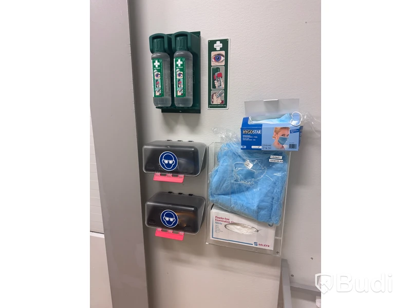2 st plastbackar på rullplättar med Falconrör, plåthylla med diverse förbrukningsmaterial, mobil AC, rullvagn, rullplätt samt första hjälpen-utrustning