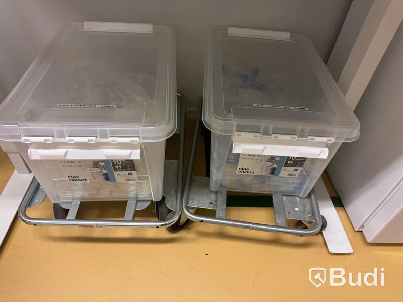2 st plastbackar på rullplättar med Falconrör, plåthylla med diverse förbrukningsmaterial, mobil AC, rullvagn, rullplätt samt första hjälpen-utrustning