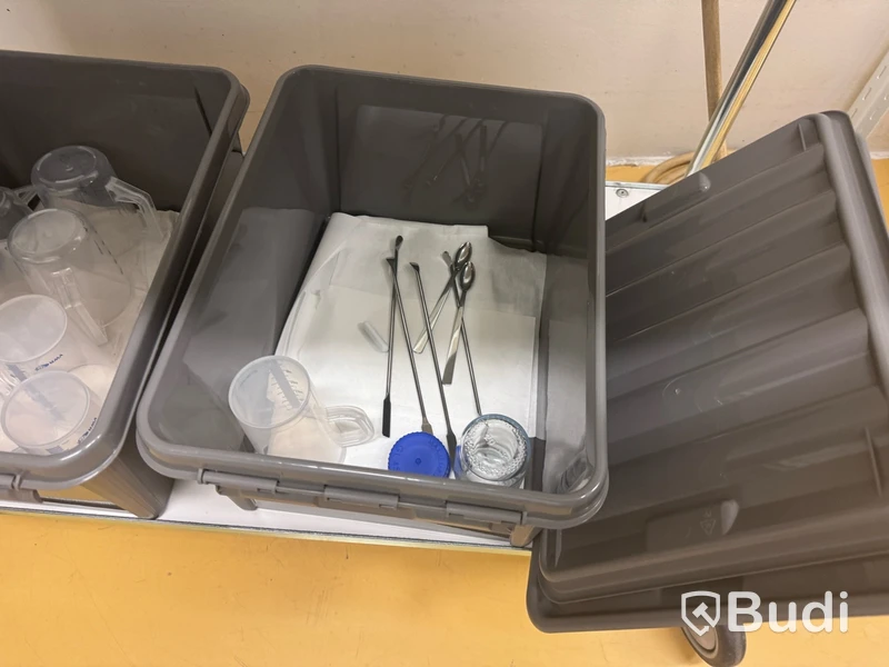 Rullvagn inkl. 4 st plastbackar, bägare och mätglas, värmefläkt samt sittpall