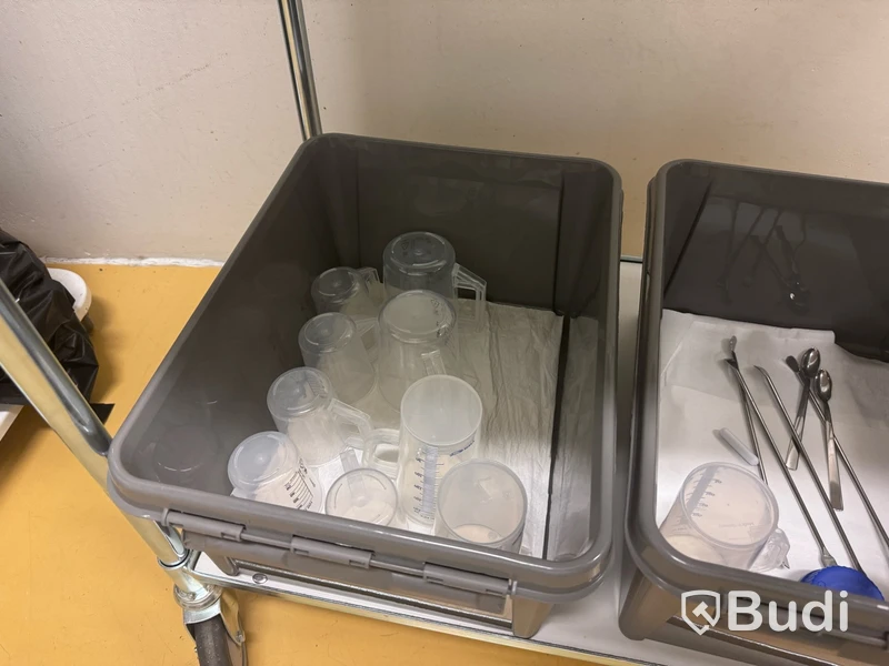 Rullvagn inkl. 4 st plastbackar, bägare och mätglas, värmefläkt samt sittpall