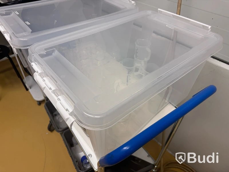 Rullvagn inkl. 4 st plastbackar, bägare och mätglas, värmefläkt samt sittpall