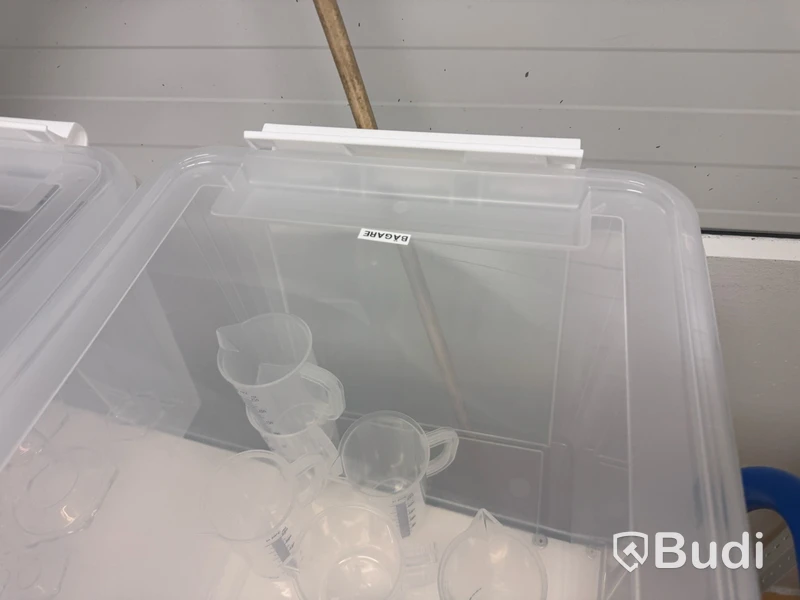 Rullvagn inkl. 4 st plastbackar, bägare och mätglas, värmefläkt samt sittpall