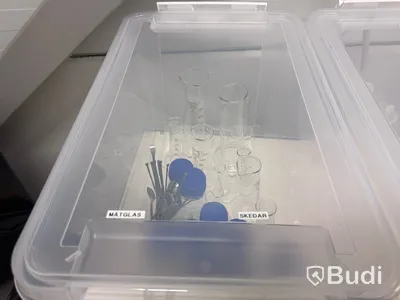 Rullvagn inkl. 4 st plastbackar, bägare och mätglas, värmefläkt samt sittpall
