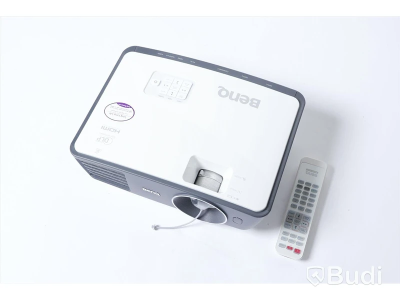 Projektor BenQ W750 - 3D DLP, fjärrkontroll och strömkabel medföljer. Nypris 4 999kr.