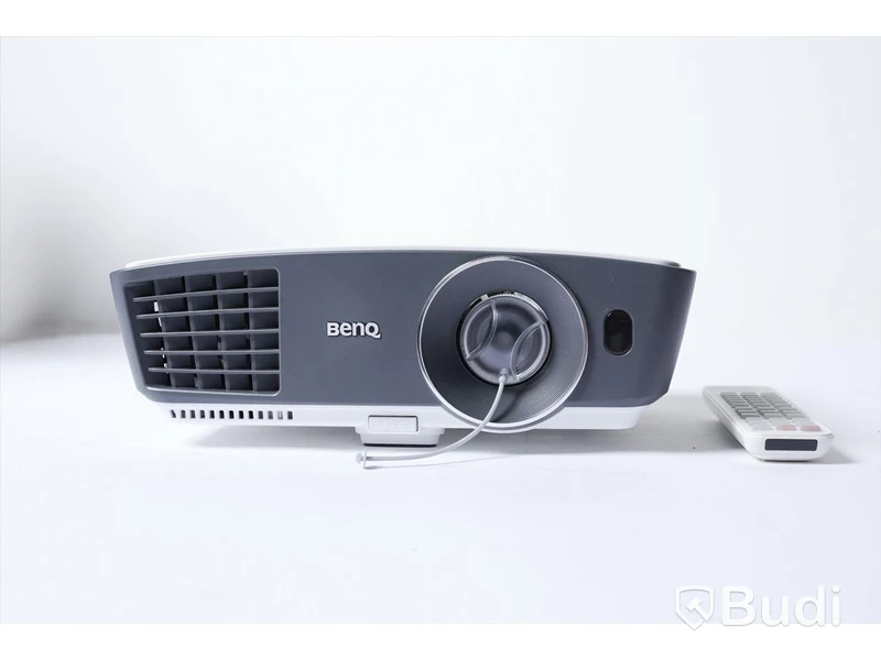 Projektor BenQ W750 - 3D DLP, fjärrkontroll och strömkabel medföljer. Nypris 4 999kr.