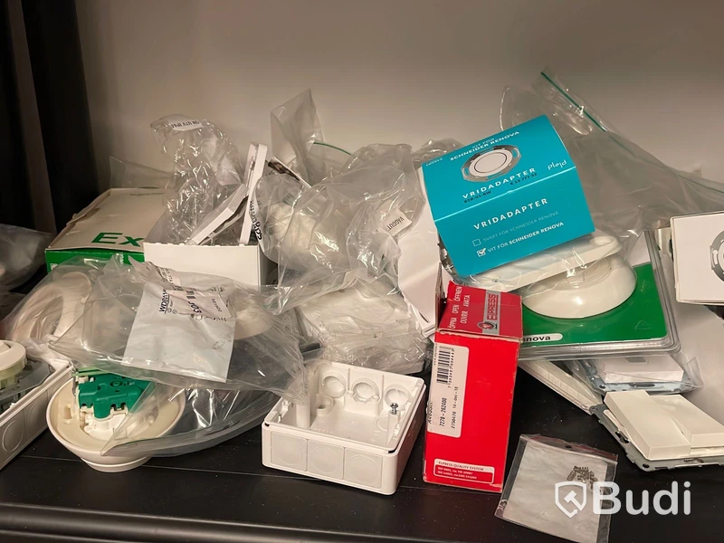 Diverse byggmaterial och lampor